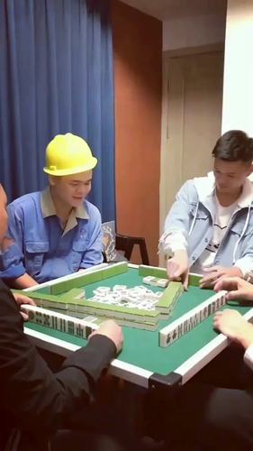 摘 要：中年男人打麻将，是一个被普遍接受的传统中国游戏
