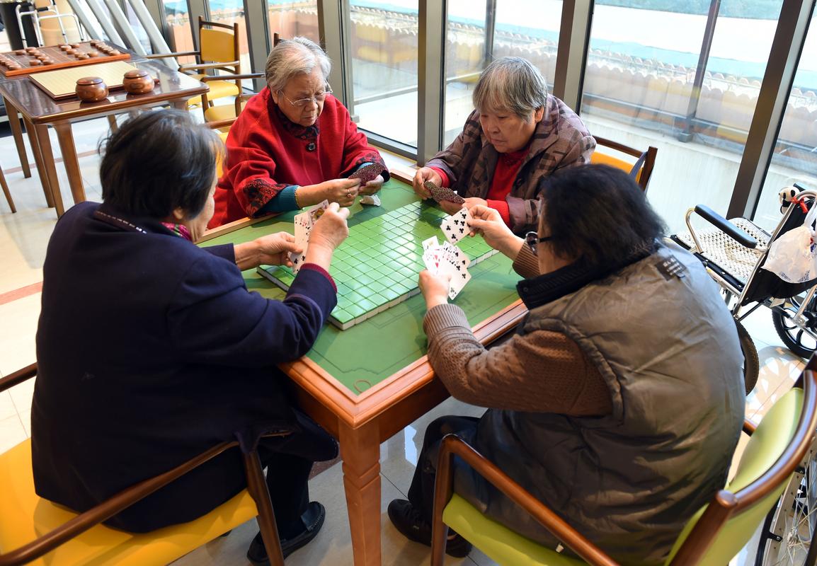 摘要：中老年人在社交活动中打麻将有助于增强他们的友谊以及增进体魄及记忆