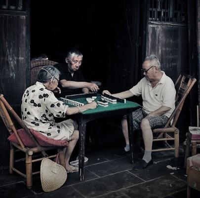 摘要：中年人爱打麻将这一游戏趋势已经成为了近年来中国传统文化中的一种普遍现象