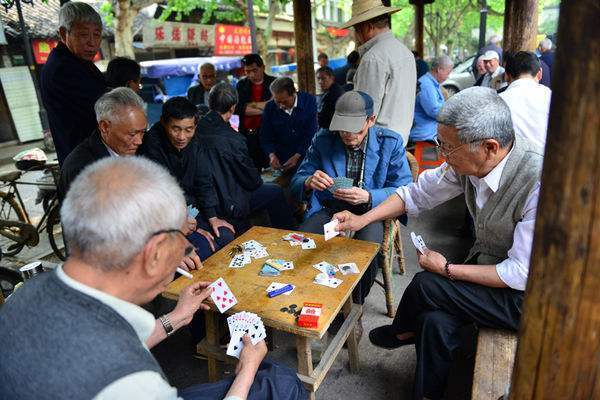 【摘要】中老年人打麻将是一种受到普遍认可的休闲娱乐活动