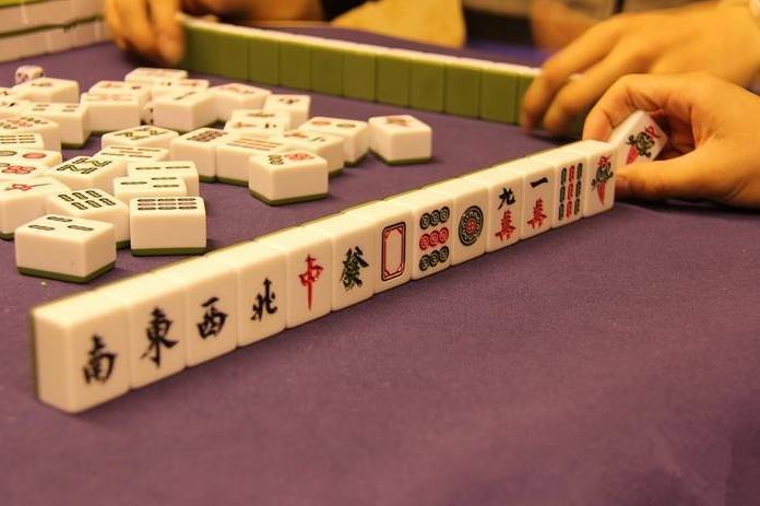 上海麻将是一种非常受欢迎的中国传统纸牌游戏，起源于江南地区，最初流行于上海和周边地区